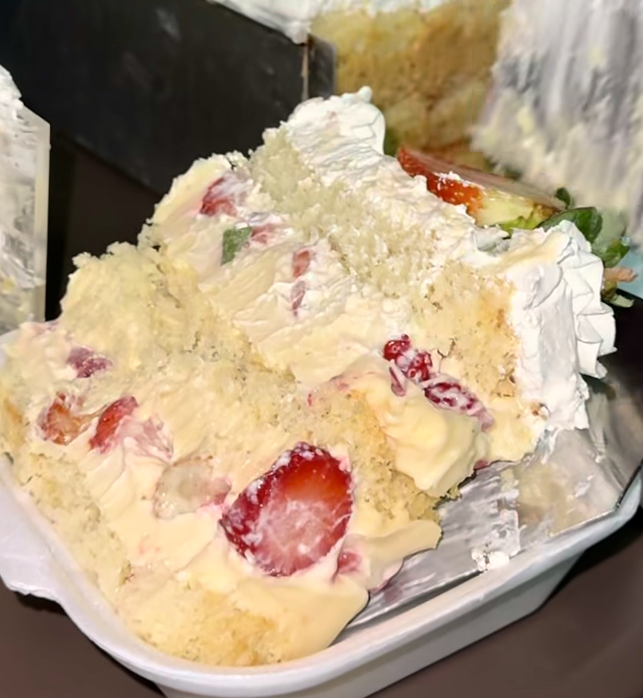 FATIA LAKA COM MORANGO 